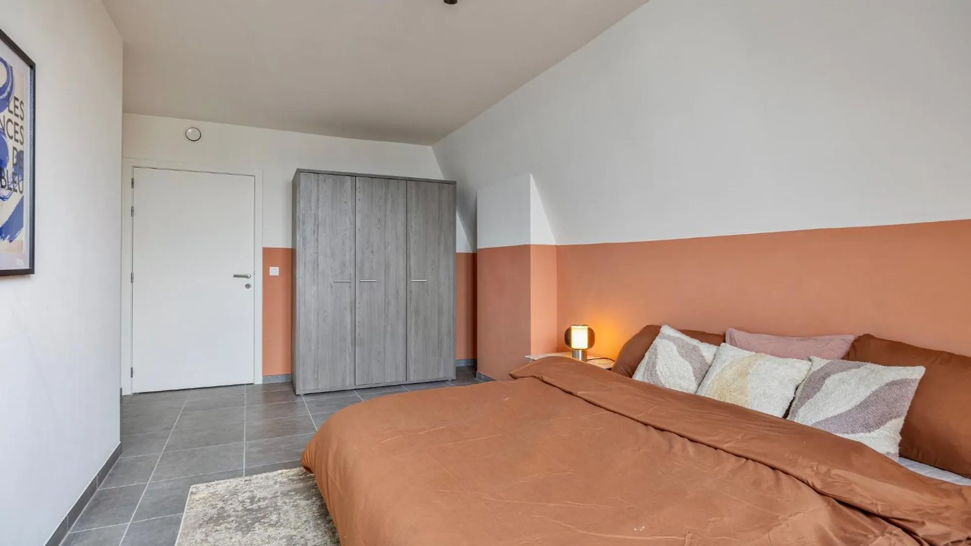 Ruim 2 Slaapkamer Appartement Met Parking Nabij Navo Machelen Belgium